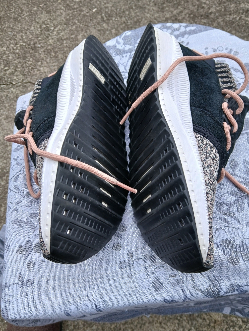 Puma Women's Size 8.5 Black and Blush Knit Trainers - Picture 3 of 9